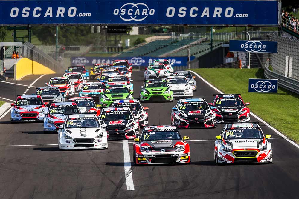 Photo of a full race grid at FIA WTCR Race of Hungary